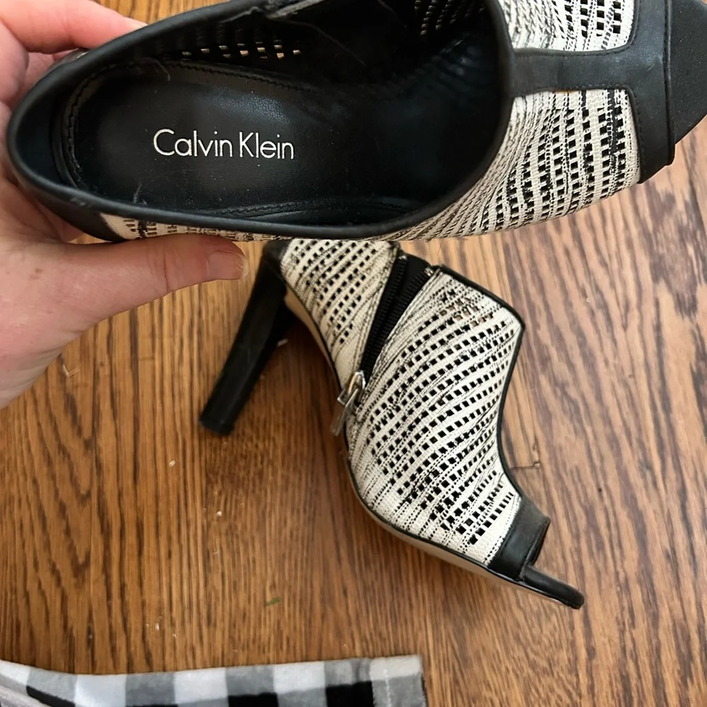Calvin Klein Kallie size 6 Elegant Black and White Women's Heels peep toe - Picture 2 of 3